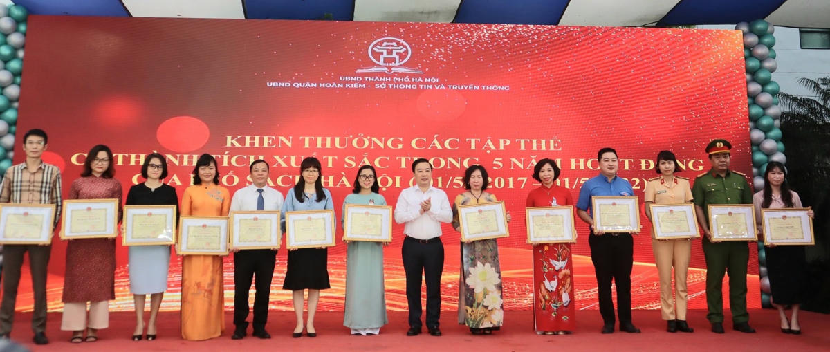 Phó Chủ tịch UBND TP Hà Nội Chử Xuân Dũng trao bằng khen cho các tập thể có những đóng góp tích cực cho Phố Sách Hà Nội.