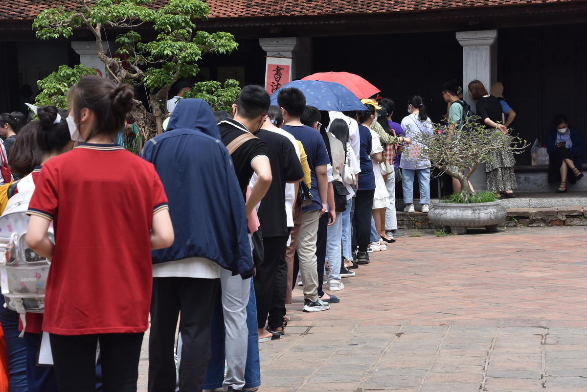 Hàng trăm sĩ tử xếp thành hai hàng dài đợi xin chữ với hy vọng cầu may, đạt kết quả cao trong kỳ thi tuyển sinh vào lớp 10 THPT tại Hà Nội vài ngày sắp tới.