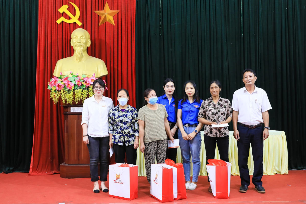 Ở vào thời điểm này, mặc dù dịch bệnh đã cơ bản được khống chế nhưng những hệ lụy vẫn còn kéo dài và tiếp tục gây khó khăn cho nhiều người, nhất là những người nghèo. 