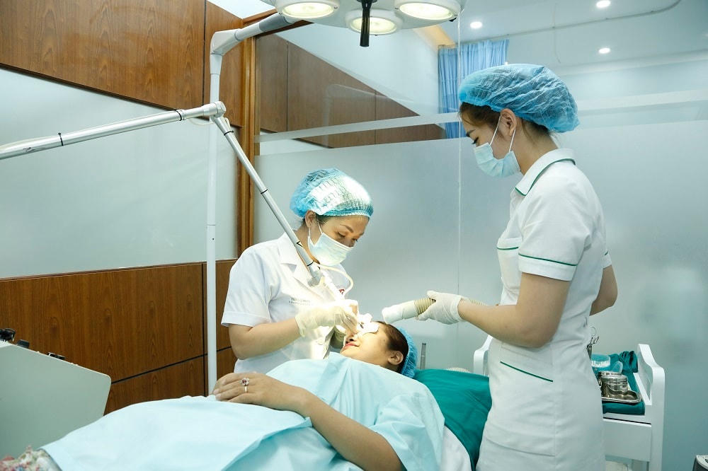 Người dân cần đến các cơ sở y khoa, các cơ sở được cấp phép để làm đẹp. Ảnh: TL.