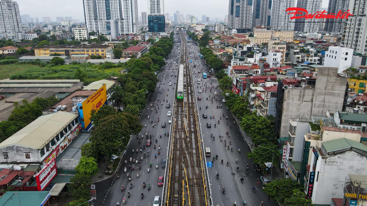Tuyến đường Nguyễn Trãi có bề rộng mặt đường lớn, hạ tầng giao thông hiện đại, tuy nhiên tình trạng ùn tắc nghiêm trọng lại thường xuyên diễn ra vào giờ cao điểm. Để giảm thiểu tình trạng ùn tắc Sở GTVT TP Hà Nội tiến hành thí điểm phân làn phương tiện bằng dải phân cách cứng bắt đầu từ ngày 6/8.