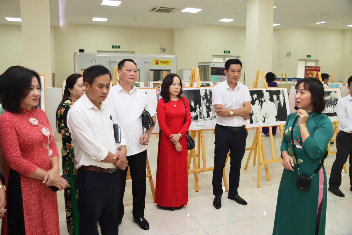 Học viên nghe giới thiệu về các hiện vật được trưng bày tại Trung tâm Bồi dưỡng cán bộ và Nghiên cứu khoa học MTTQ Việt Nam.