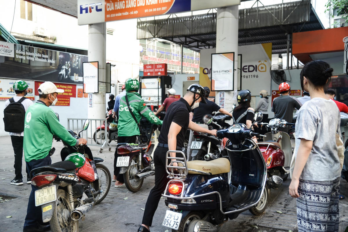 Buổi chiều ngày 11/5 , hàng loạt cây xăng trên địa bàn các quận trong thành phố Hà Nội đều xảy ra tình trạng người dân đổ xô đi đổ xăng, khiến các cây xăng luôn trong tình trạng quá tải.