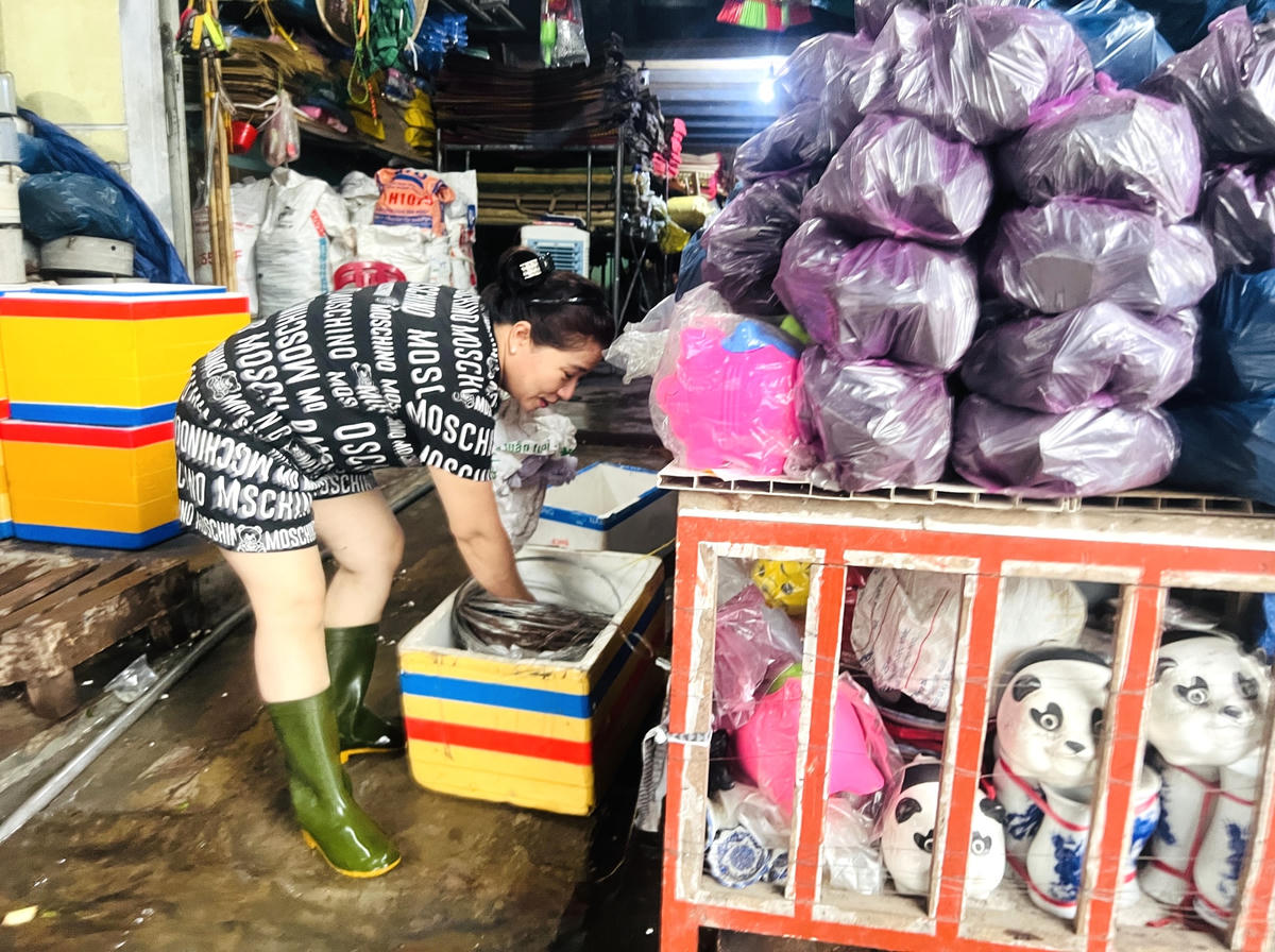 Tiểu thương TP Tam Kỳ di chuyển đồ đạc đến nơi an toàn.