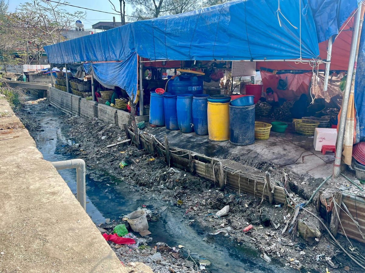 Nước rỉ ra từ hoạt động của cơ sở chế biến hàu chảy xuống mương, cống của khu dân cư, gây bốc mùi hôi thối.