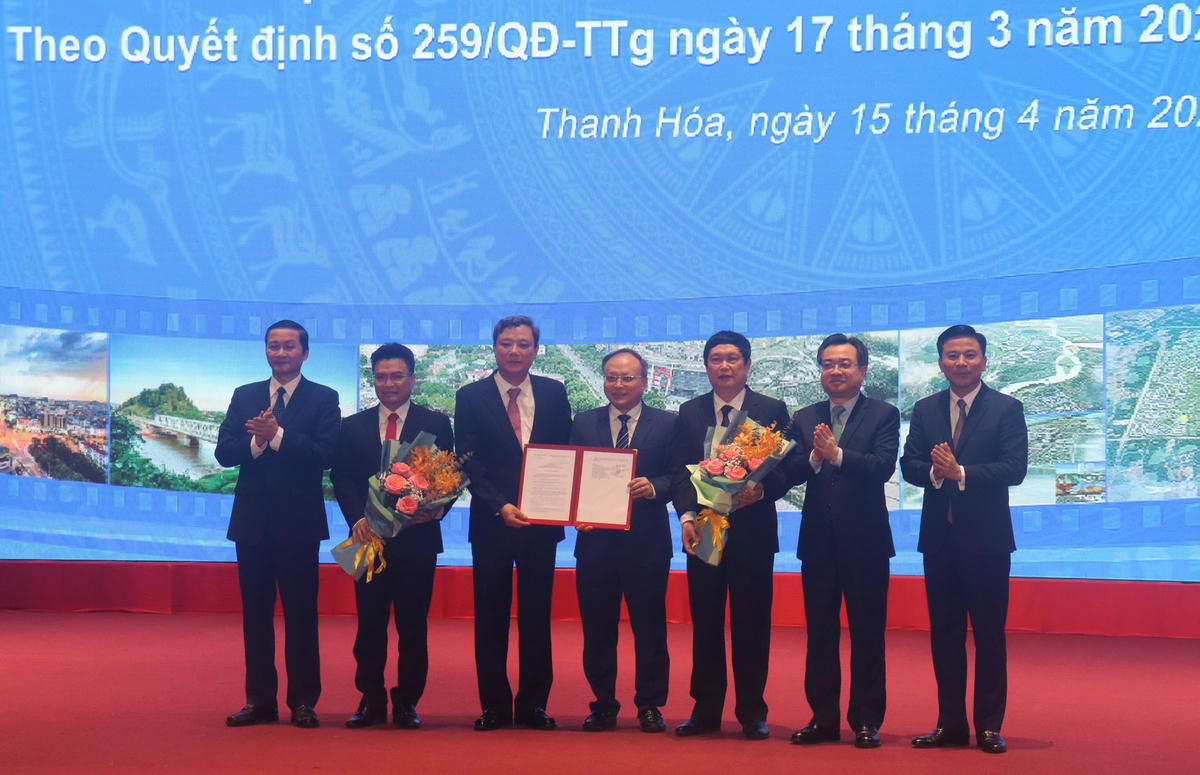 Lãnh đạo TP Thanh Hóa và huyện Đông Sơn đón Quyết định phê duyệt Quy hoạch chung đô thị Thanh Hóa của Thủ tướng Chính phủ.