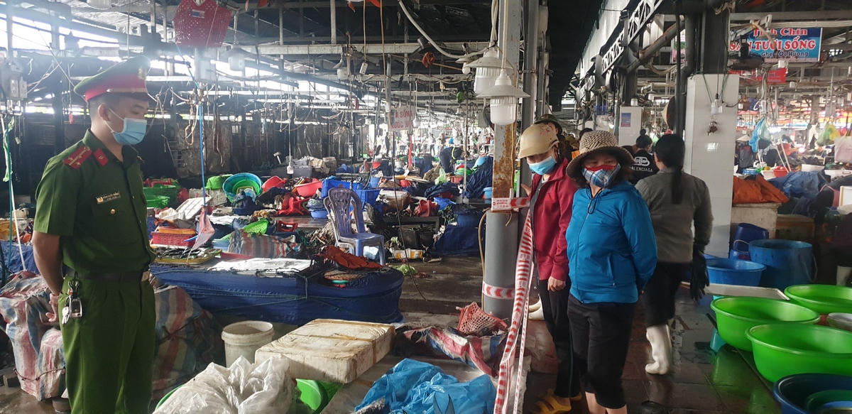 Vụ cháy chợ Hạ Long 1 xảy ra đầu năm nay, tuy không thiệt hại về người nhưng đã làm hư hại nhiều tài sản của tiểu thương. Ảnh: Nguyễn Quý.