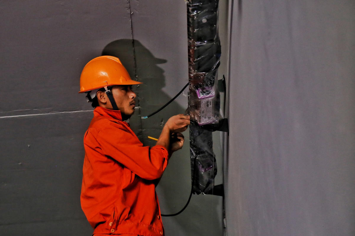 Các công nhân đang miệt mài thi công.