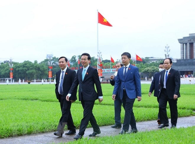 Thường trực Ban Bí thư Võ Văn Thưởng cùng các đại biểu Quốc hội sang Nhà Quốc hội để dự phiên khai mạc kỳ họp. (Ảnh: Văn Điệp/TTXVN).