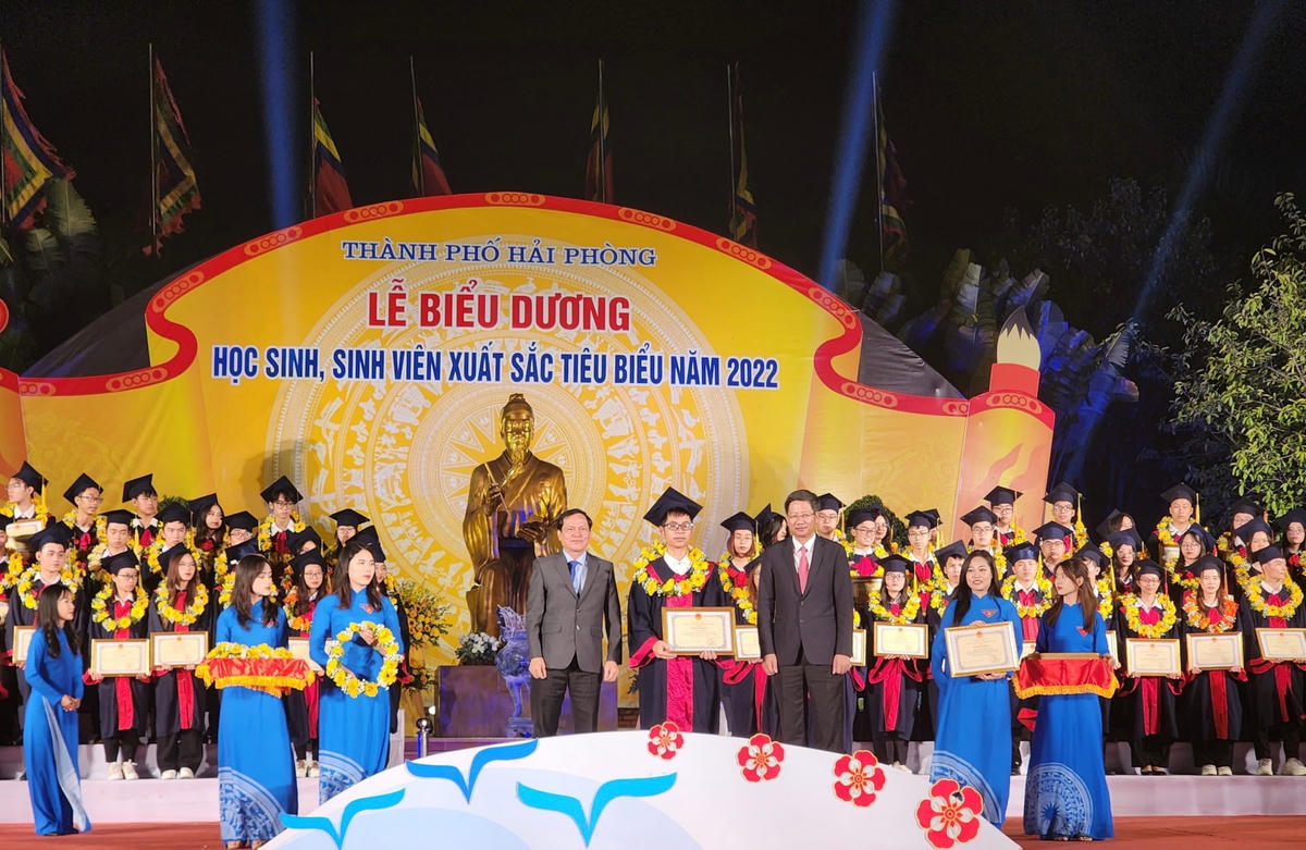 Hải Phòng đã trích ngân sách 1,67 tỷ đồng trao tặng các học sinh, sinh viên xuất sắc tiêu biểu.