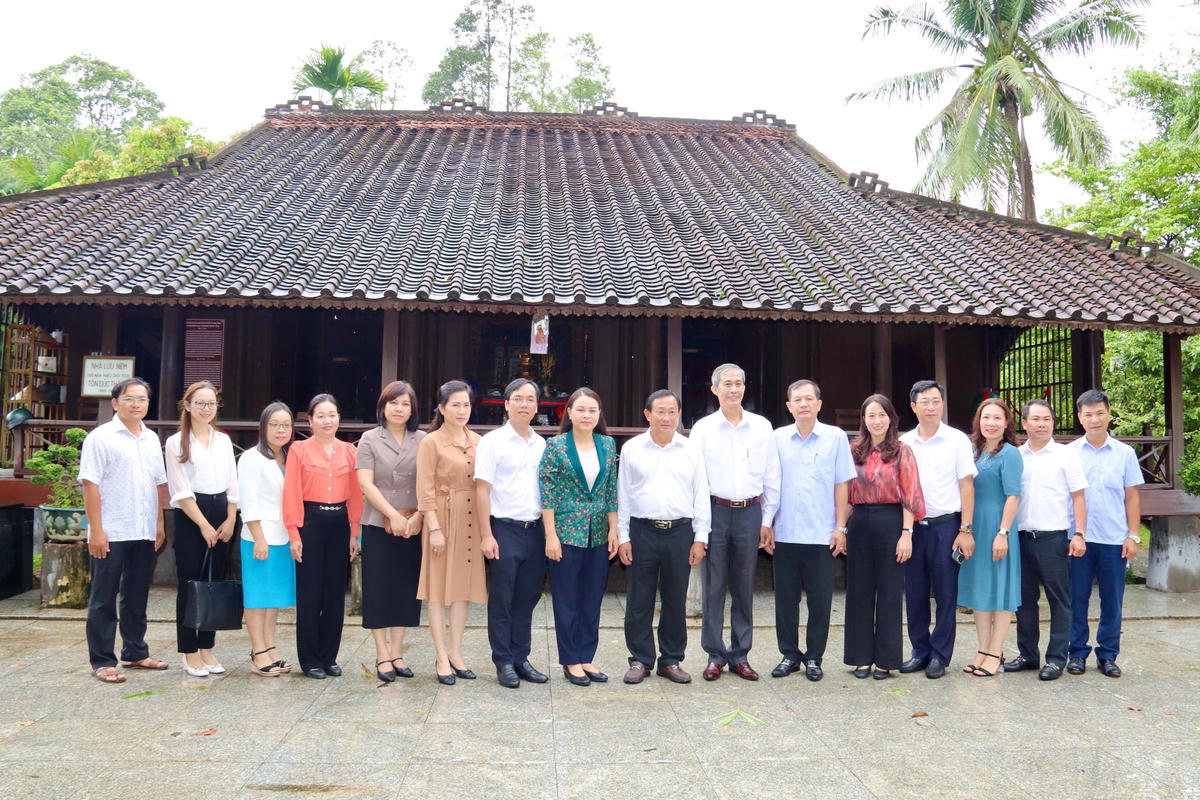 Phó Chủ tịch - Tổng Thư ký Nguyễn Thị Thu Hà cùng các thành viên trong đoàn chụp ảnh lưu niệm tại nhà lưu niệm thời niên thiếu của Chủ tịch Tôn Đức Thắng.