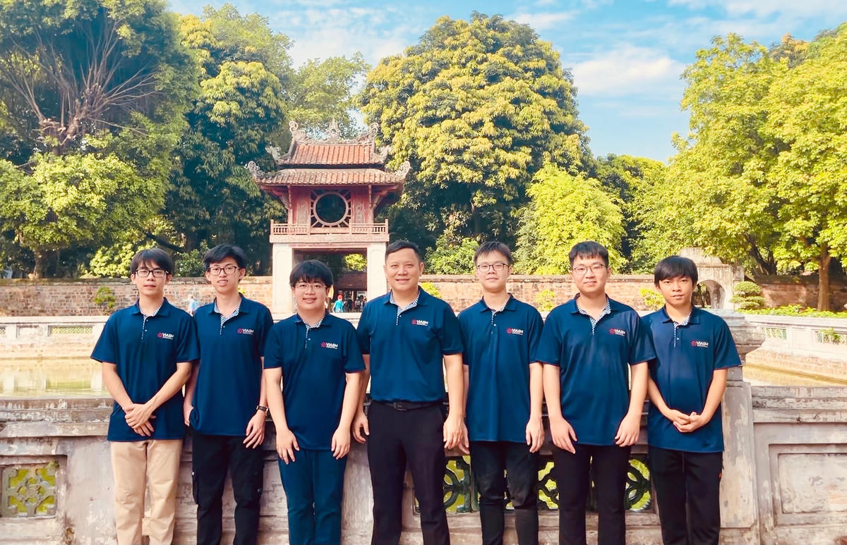 Đoàn học sinh Việt Nam tham dự cuộc thi IMO 2022.