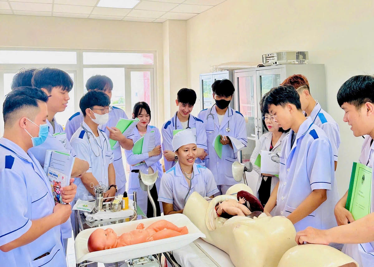 Sinh viên của Trường Cao đẳng Bách khoa Tây Nguyên trong buổi học thực hành quy trình đỡ đẻ thường trên mô hình.
