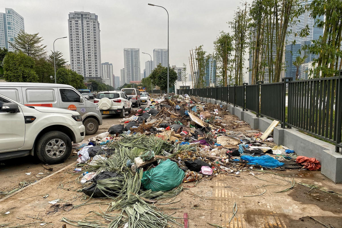 Rác thải ở đây được vứt hầu hết là những vật dụng của gia đình thải ra như giường, chăn, đệm…