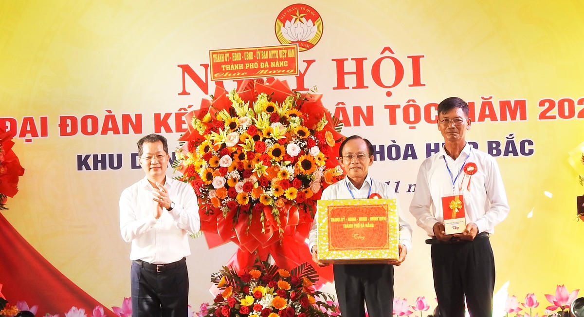 Chủ tịch Quốc hội Vương Đình Huệ và  Phó Chủ tịch UBTƯ MTTQ Việt Nam Nguyễn Hữu Dũng; Bí thư Thành ủy Đà Nẵng Nguyễn Văn Quảng, tặng quà chúc mừng Ngày hội Đại đoàn kết toàn dân tộc KDC số 10 phường Hòa Hiệp Bắc. Ảnh: Thanh Tùng.