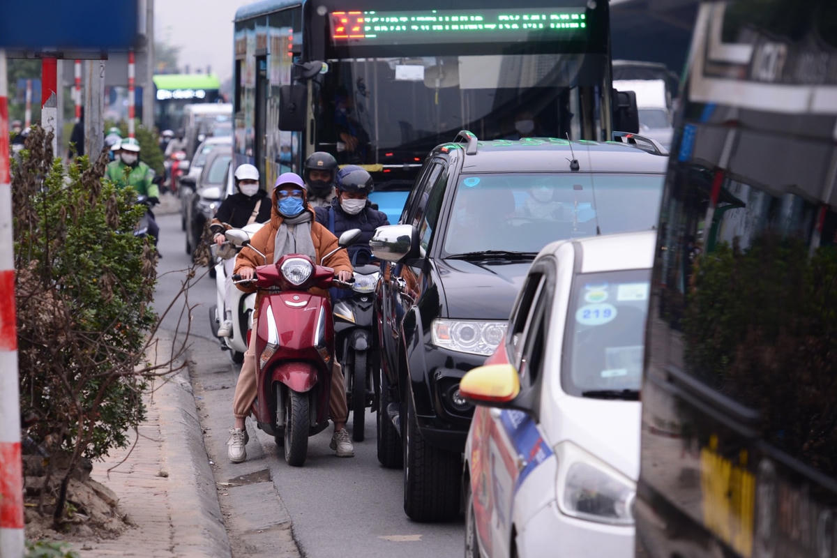 Thậm chí, nhiều thời điểm các phương tiện còn dậm chân tại chỗ rất lâu mới có thể di chuyển.