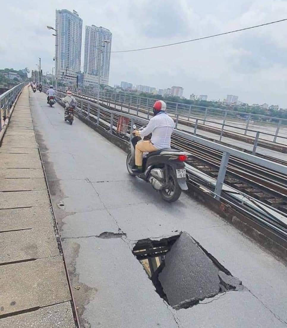 Hình ảnh hố sụt trên cầu Long Biên được lan truyền trên mạng xã hội sáng nay.