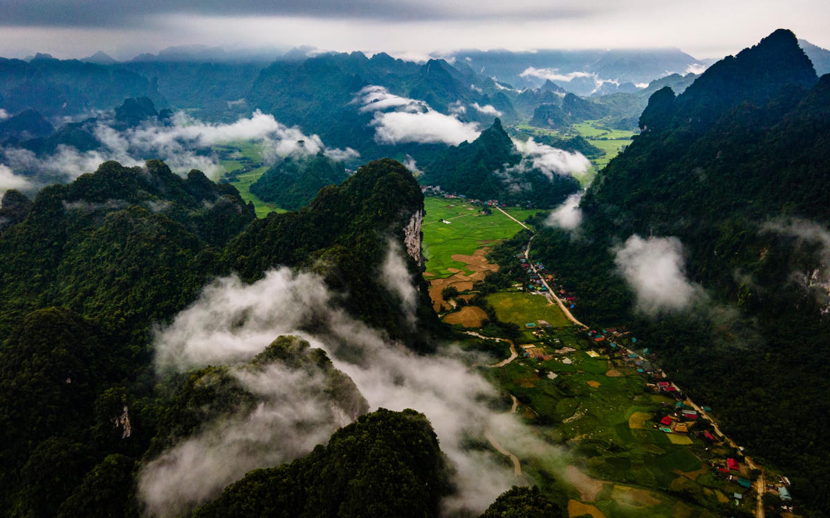 Phố chìm trong mây, ẩn mình dưới dãy núi sừng sững, là hình ảnh thực đang hiện hữu tại phố núi Lăng Can, Lâm Bình.