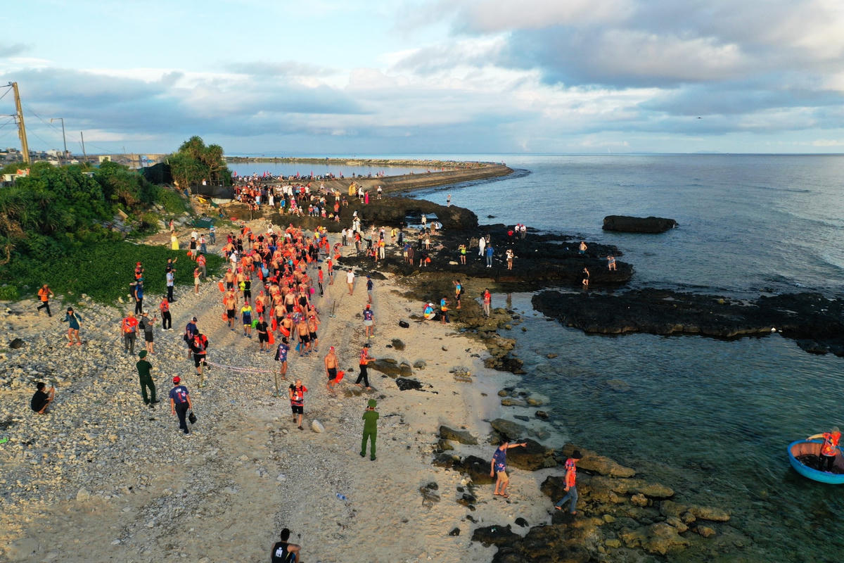 Rất đông VĐV tham gia bơi vượt biển ở Lý Sơn.