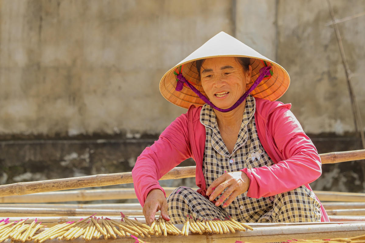 Theo các cao niên, người dân trong thôn Quyết Thắng (xã Thanh Trạch, huyện Bố Trạch, Quảng Bình) đã biết làm hương cách đây khoảng 300 năm, tuy nhiên, lúc đó họ mới chỉ biết làm hương bằng loại lá hương reng trên núi. Đến vào khoảng năm 1968, khi vô tình biết được loại cây trầm có mùi hương thơm dễ chịu, bớt đau đầu, căng thẳng, có thể đuổi được muỗi họ đã kết hợp với lá hương reng tạo nên loại hương trầm cho đến ngày nay.