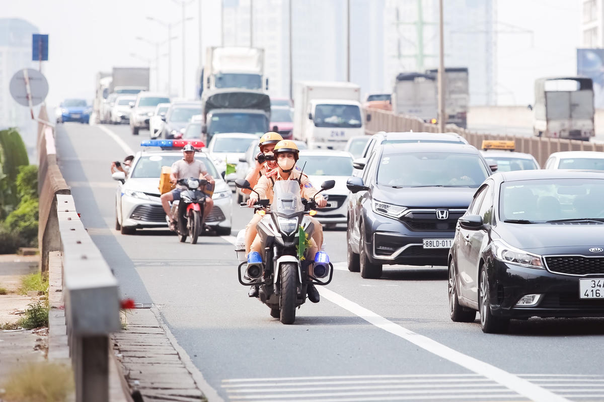 Thượng tá Lê Quang Hòa - Trưởng phòng Hướng dẫn, điều khiển giao thông và dẫn đoàn (Cục CSGT) cho biết: “Sau 5 ngày tập trung nhắc nhở, tuyên truyền, hướng dẫn người tham giao thông trên tuyến đã có chuyển biến tích cực. Số lượng xe đi vào làn khẩn cấp giảm đáng kể so với trước. Đặc biệt tình trạng tắc đường đã không xảy ra, chỉ còn tình trạng các phương tiện bị ùn, phải di chuyển chậm”.