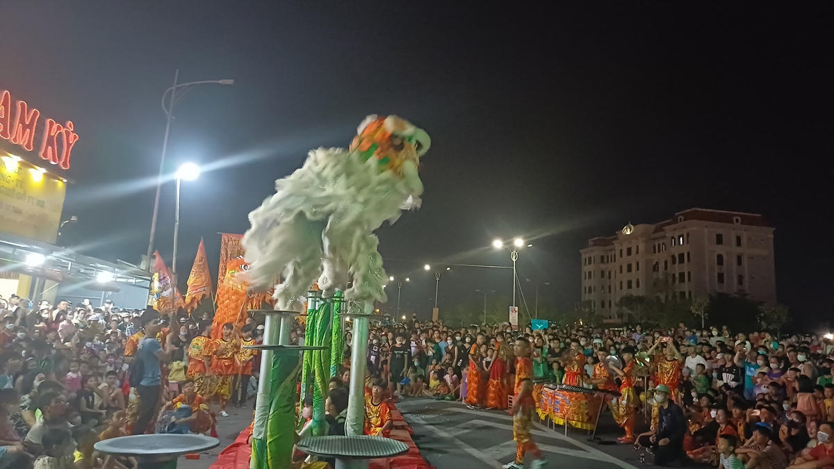 Rất đông người dân theo dõi các đội múa lân.