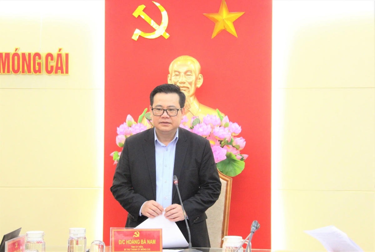 Bí thư Thành ủy Móng Cái Hoàng Bá Nam chủ trì buổi làm việc.