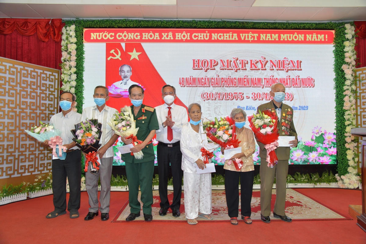 Bí thư Tỉnh uỷ Bạc Liêu Lữ Văn Hùng tặng hoa, quà cho các Mẹ Việt Nam Anh hùng, Anh hùng lực lượng vũ trang Nhân dân.