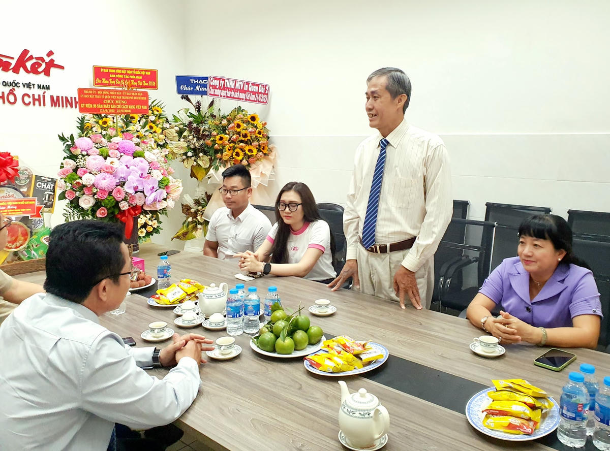 Ông Võ Văn Thiện, Trưởng ban Công tác phía Nam của UBTƯ MTTQ Việt Nam thay mặt đoàn phát biểu chúc mừng. 