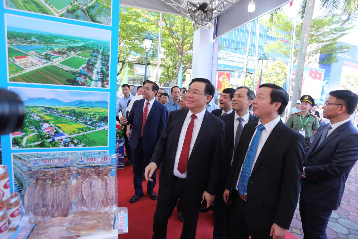Chủ tịch Quốc hội Vương Đình Huệ, Phó Thủ tướng Trần Hồng Hà tham quan các sản phẩm tiêu biểu, đặc trực của Hà Tĩnh trưng bày tại hội nghị.