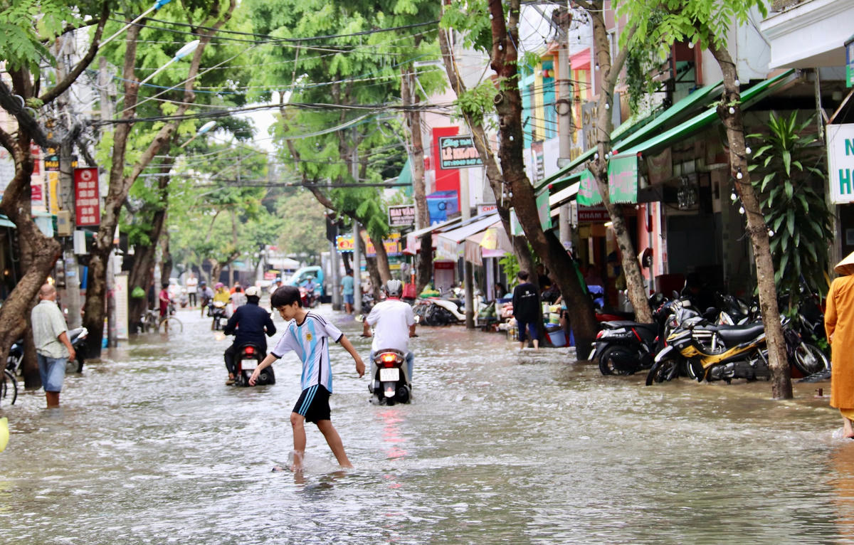 Tình trạng tương tự cũng diễn ra tại đường Huỳnh Cương và đường Đề Thám (quận Ninh Kiều).