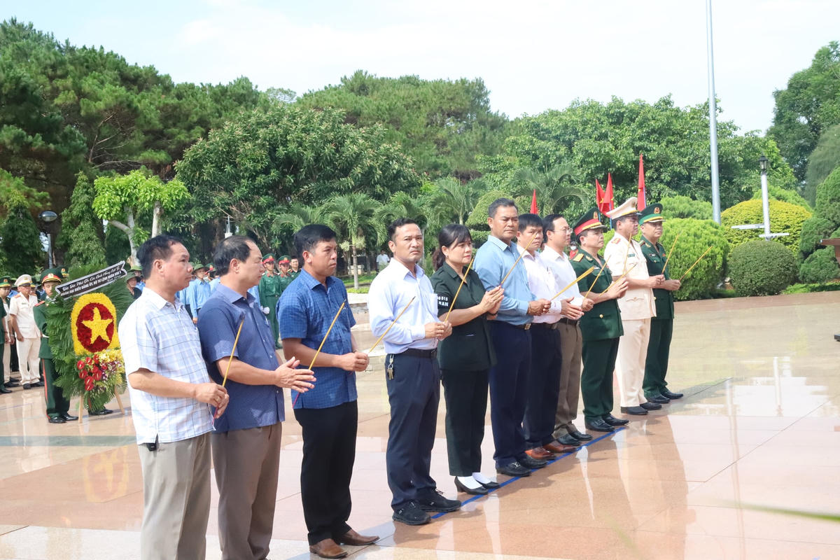 Lãnh đạo tỉnh Đắk Lắk, các sở, ban, ngành và lực lượng vũ trang dâng hương các Anh hùng liệt sĩ.
