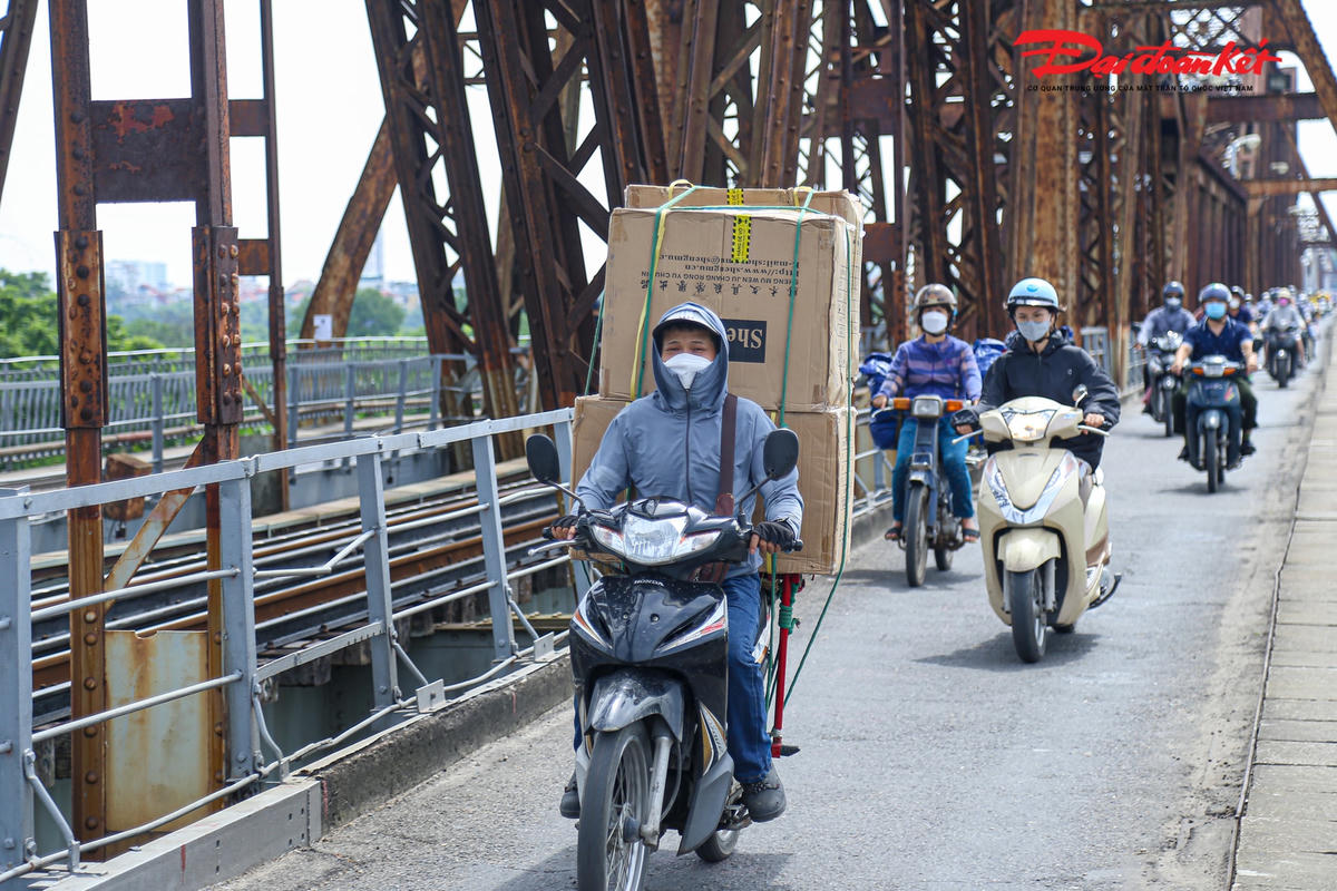 Đại diện Công ty CP Đường sắt Hà Hải, đơn vị quản lý, duy tu, bảo trì cầu Long Biên cho biết, việc cấm người bộ lên cầu là do các tấm đan ở phần đường bộ hành giờ đã xuống cấp, nếu tụ tập đông người, đùa nghịch có thể xảy ra sự cố nguy hiểm.