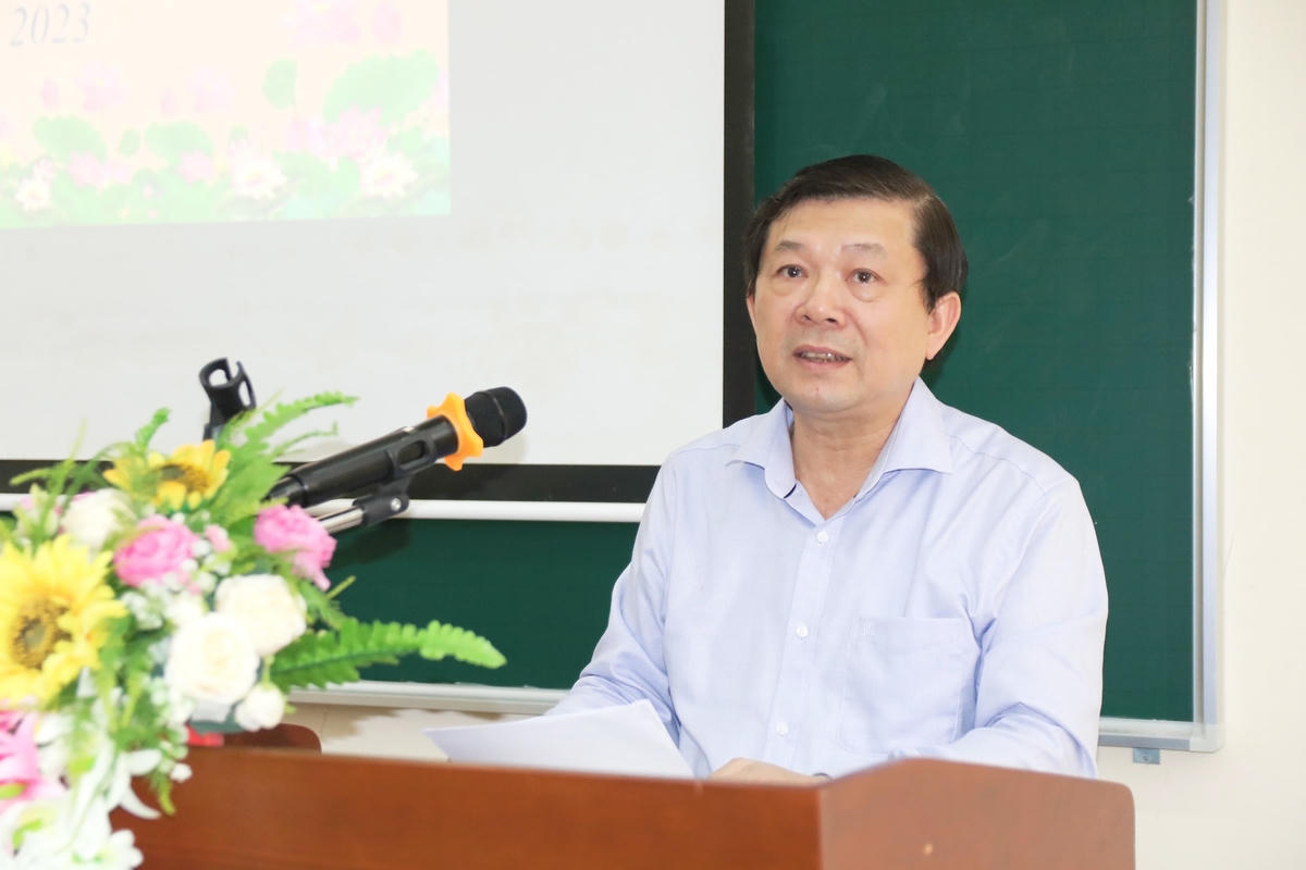 Phó Chủ tịch Nguyễn Hữu Dũng phát biểu tại Lễ bế giảng.