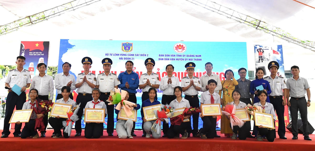 Ban tổ chức trao giải cho các học sinh trong cuộc thi “Em yêu biển đảo quê hương”. 