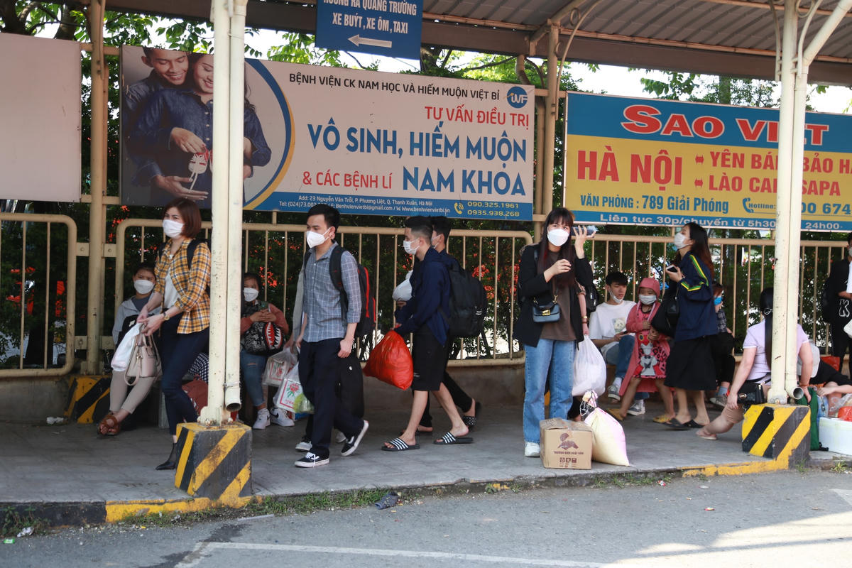 Theo ông Sơn, lượng khách cũng tăng đột biến vào nhiều thời điểm, bến cũng đã phối hợp với lực lượng Công an, Thanh tra giao thông tăng cường công tác đảm bảo an ninh trật tự cũng như kiểm tra phương tiện để đảm bảo tốt nhất công tác phục vụ hành khách nếu phát hiện nhà xe tăng giá vé sẽ kịp thời xử lý ngay.
