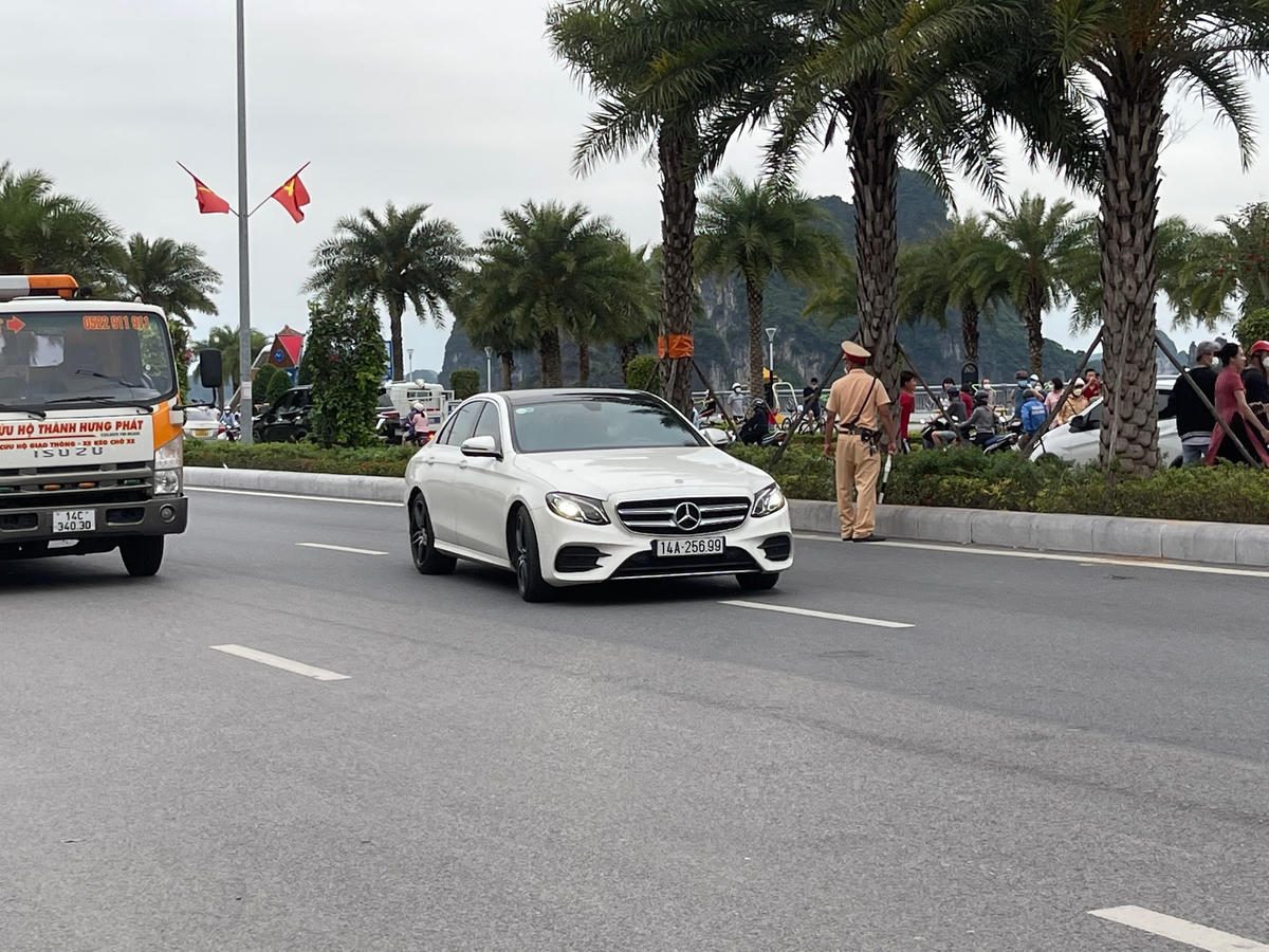 Trong dàn xe sang bị đưa đi của ông Phạm Hồng Hà còn có 1 chiếc Mercedes E 300 màu trắng… Nhiều người đánh giá dàn xe này đều sở hữu “biển số đẹp”.