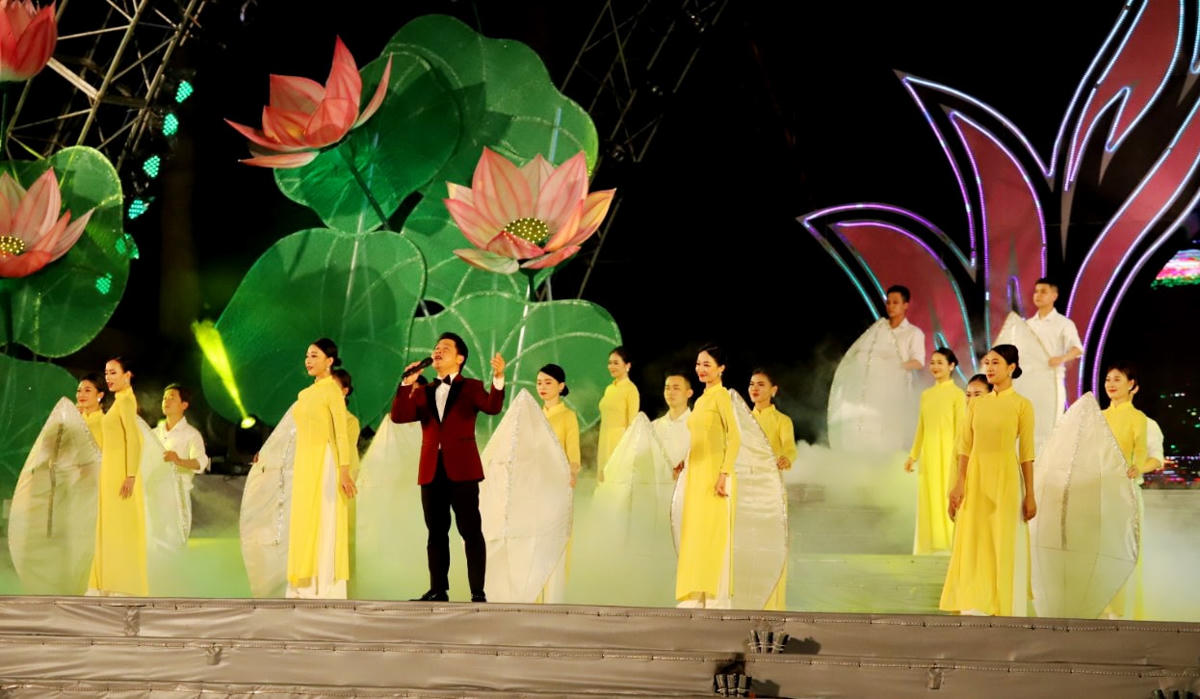Chương trình văn nghệ trong buổi lễ kỷ niệm.