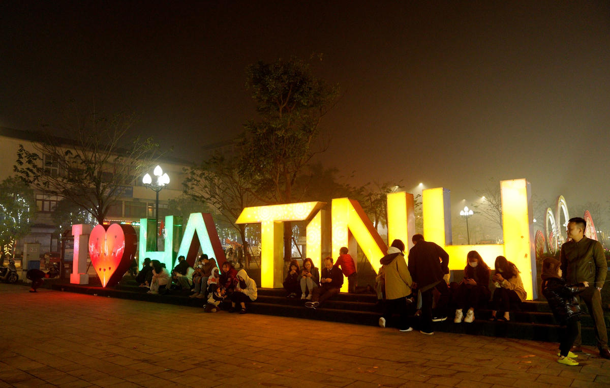 Người dân nô nức đến Quảng trường thành phố Hà Tĩnh chờ đón màn pháo hoa chào đón giao thừa năm mới 2023.