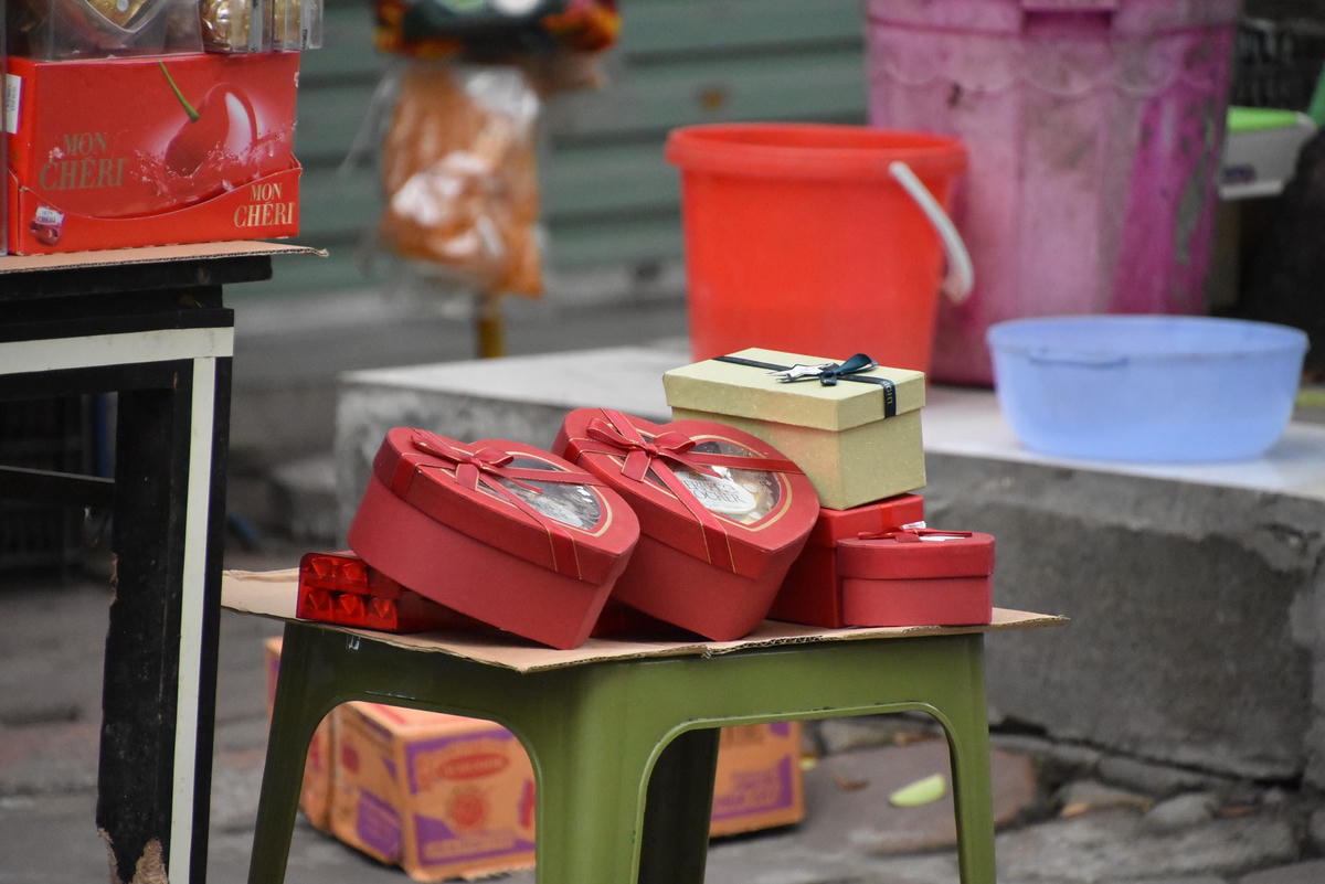 [ẢNH] Đường phố Hà Nội ngập sắc hoa tươi ngày lễ tình nhân 14-2