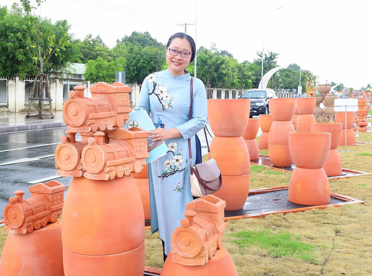 Bà Nguyễn Thị Quyên Thanh, Phó Chủ tịch UBND tỉnh Vĩnh Long tham quan các tiểu cảnh trên Con đường nghệ thuật gốm đỏ.