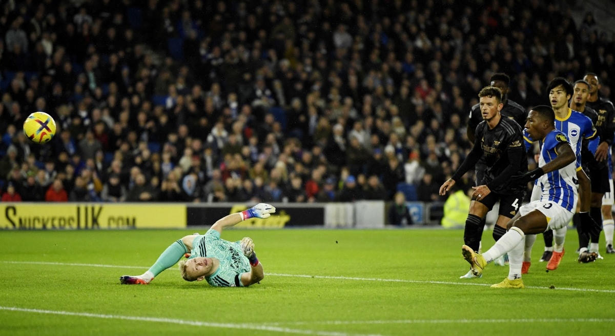 Sau khi phải nhận bàn thua, Brighton dồn lên ép sân Arsenal. (Ảnh: Reuters).