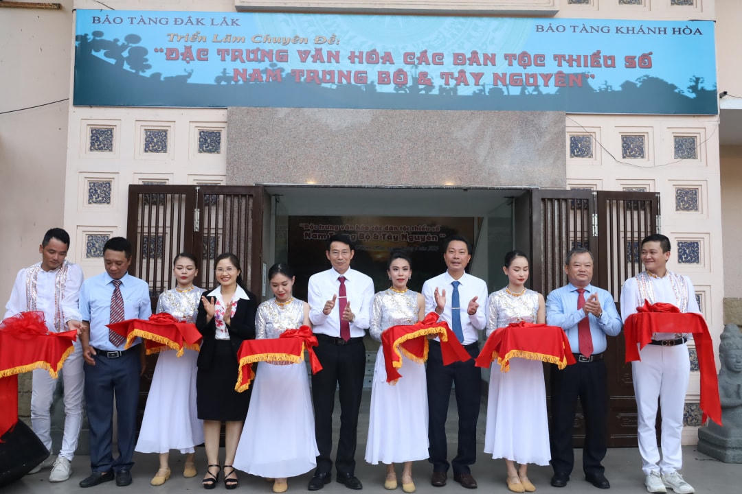 Các đại biểu cắt băng khai mạc triển lãm.