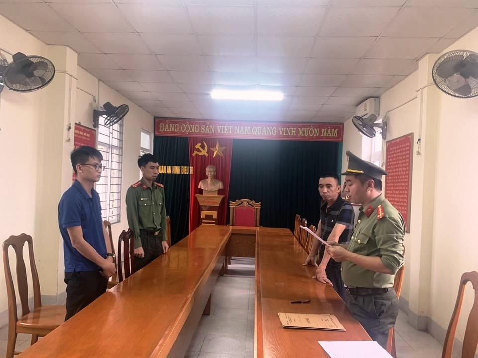 Cơ quan công an đọc lệnh khởi tố đối tượng. Ảnh: VKSND tỉnh Hà Tĩnh.