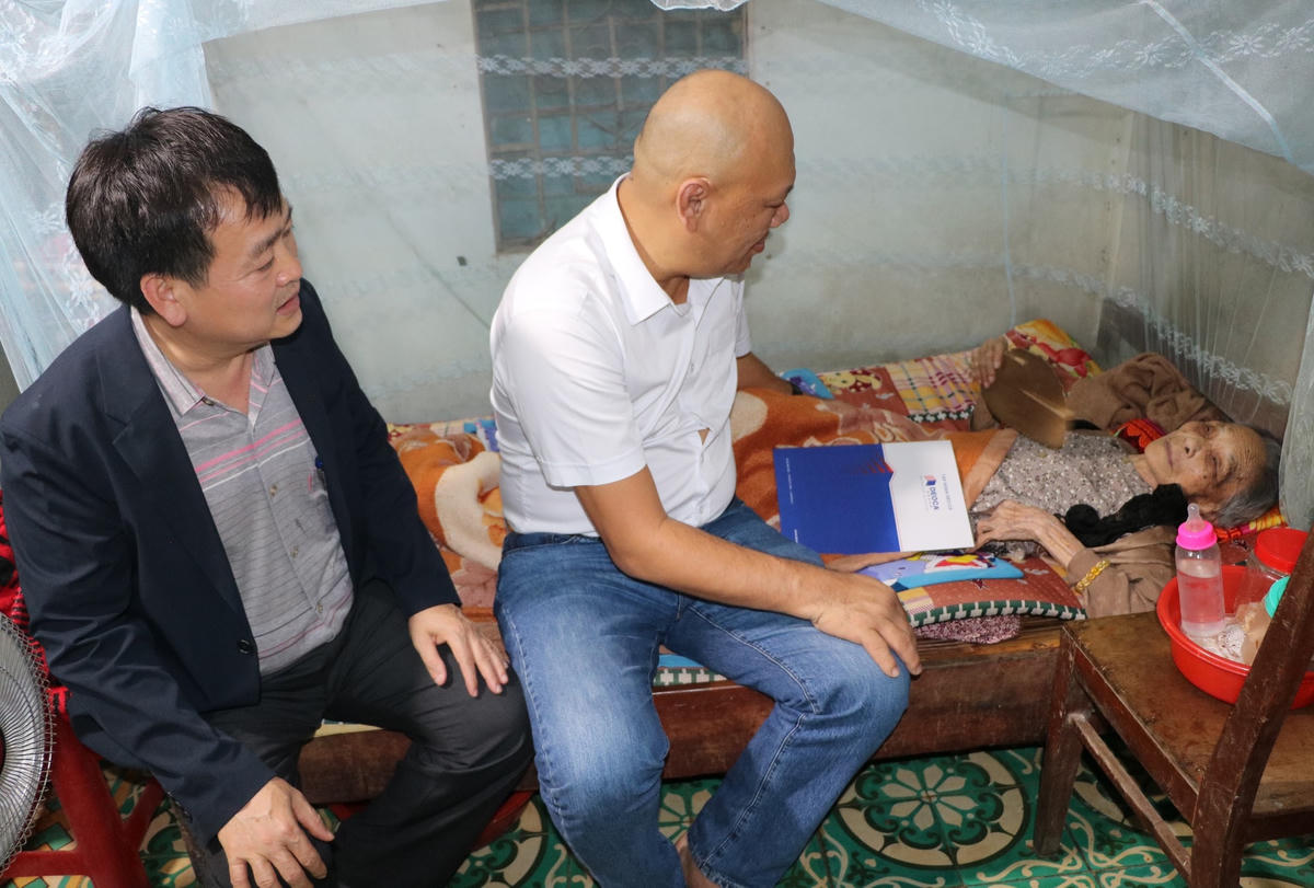 Thăm và tặng quà cho Mẹ Việt Nam Anh hùng Tôn Thị Lương.