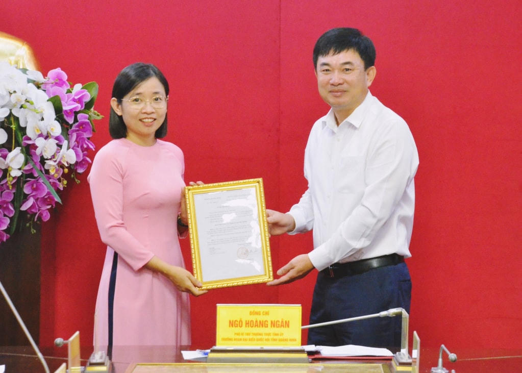 Phó Bí thư Thường trực Tỉnh ủy Quảng Ninh Ngô Hoàng Ngân trao quyết định điều động và bổ nhiệm bà Lê Thị Quyên giữ chức vụ Phó Chánh Văn phòng Tỉnh ủy Quảng Ninh.