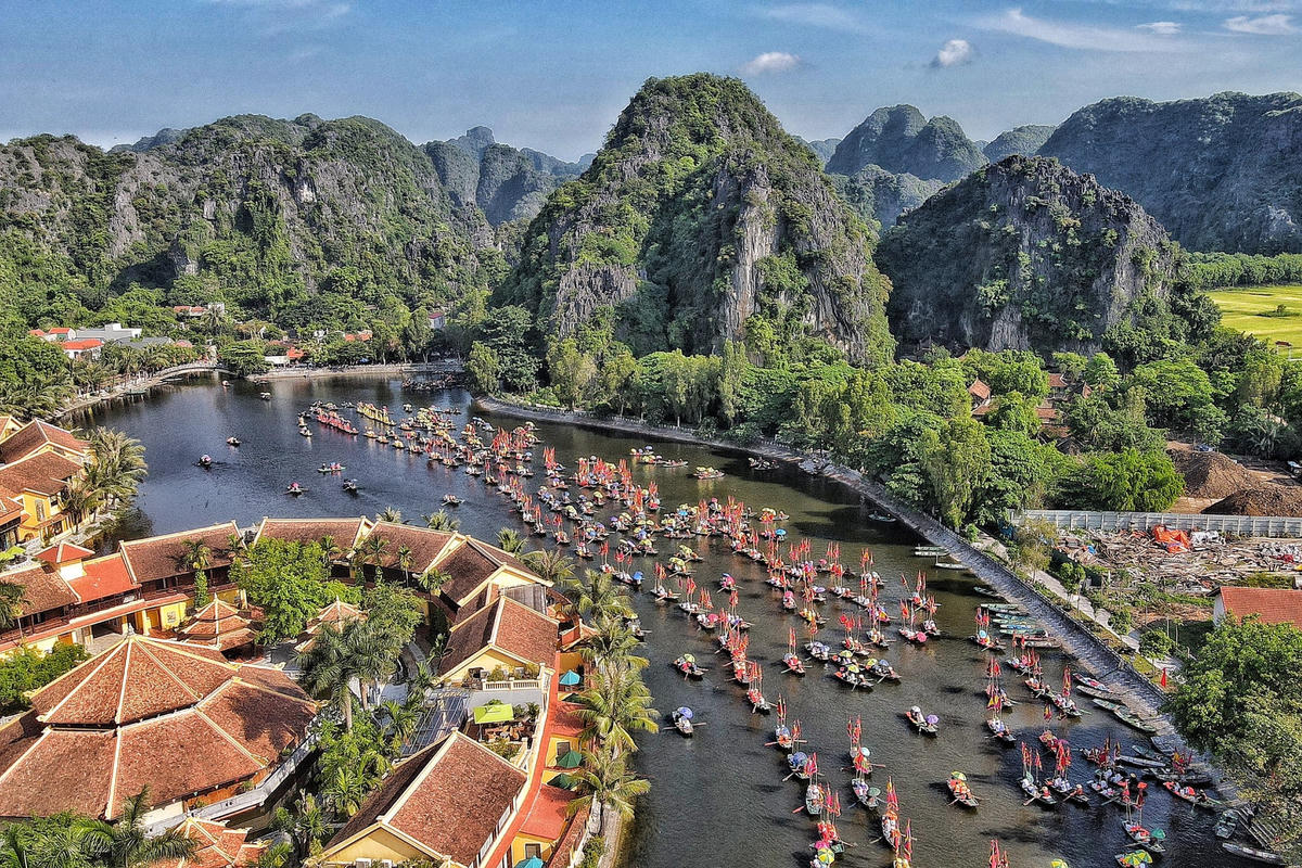 Hàng nghìn người dân tham dự tuần lễ du lịch Ninh Bình 2023 với chủ đề "Sắc vàng Tam Cốc-Tràng An".