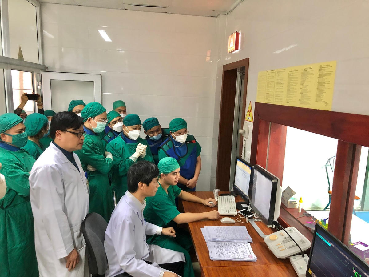 Các chuyên gia, bác sĩ Bệnh viện Trung ương Huế trực tiếp hướng dẫn các bác sĩ Khoa Cấp cứu chống độc, Bệnh viện Đa khoa tỉnh Hà Tĩnh chụp mạch máu não bằng hệ thống chụp mạch số hóa xóa nền .