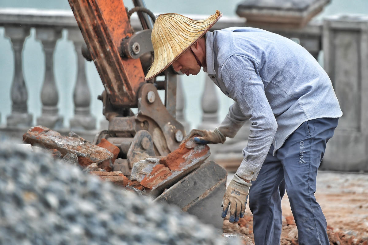 Theo ghi nhận, tại dự án đơn vị thi công huy động nhiều máy móc cùng hàng trăm công nhân làm việc. Để đảm bảo đúng tiến độ hoàn thành, việc thi công chia thành 2 ca.