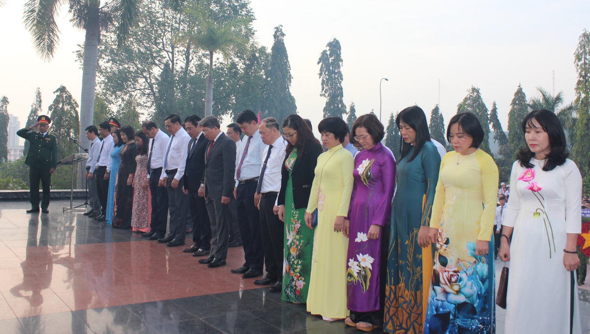 Các đại biểu dành phút mặc niệm tưởng nhớ, tri ân các Anh hùng liệt sĩ.
